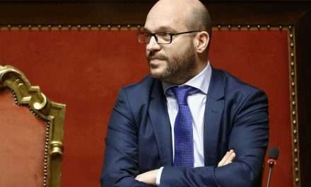 Lorenzo Fontana tra applausi e insulti è il nuovo presidente della Camera, Letta: “L’Italia non merita questo sfregio”